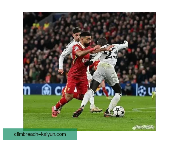 曼联陷入低迷，英超前景堪忧，急需找回昔日辉煌状态回暖。